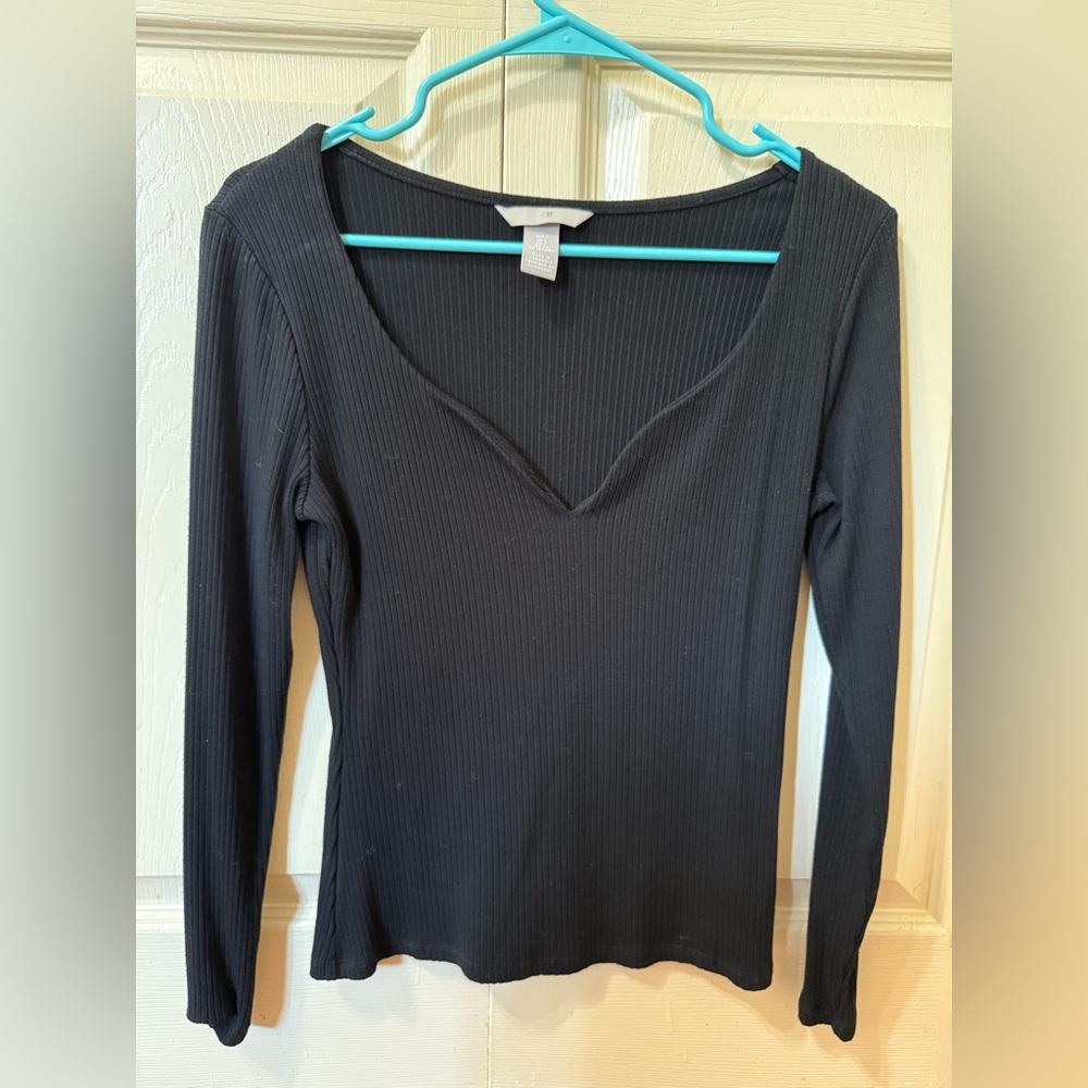Black H&M ribbed long sleeve tee, size small